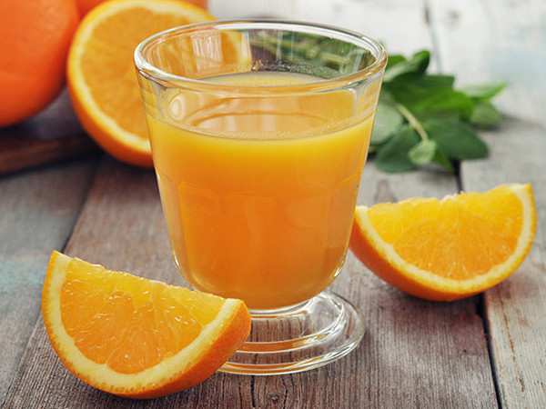 Cho trẻ uống nước cam buổi tối có tốt không?