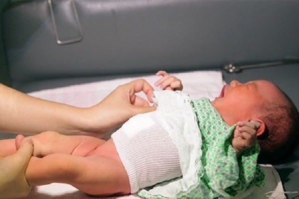 Instruct mothers on how to change the umbilical cord for babies to avoid infection