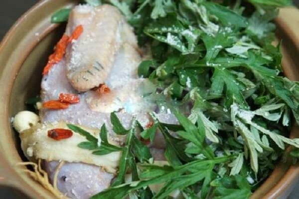 cách luộc gà ngon không cần nước bằng hấp muối, ngải cứu