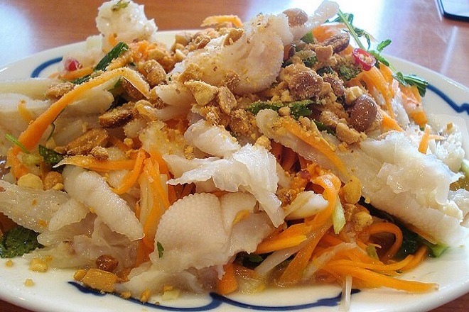 Gỏi chân gà rút xương trộn hành tây, cà rốt ngon cực đơn giản tại nhà