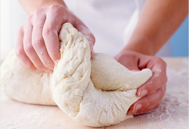 Nhào bột để làm bánh bột lọc.