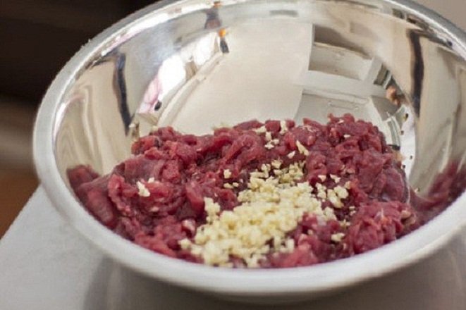 tô thịt bò cắt nhỏ ướp gia vị