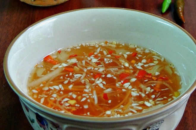 chén nước mắm với đồ chua ăn cơm tấm