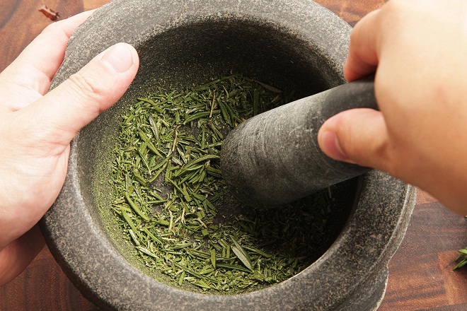 Cách làm bột trà xanh bằng cối và chày