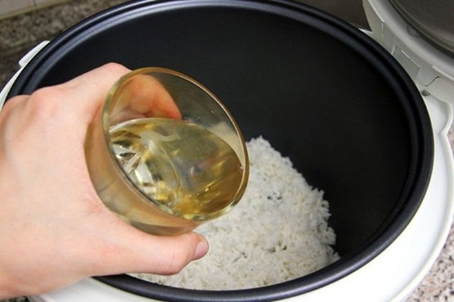 Đổ nước lọc và gạo vào nồi cơm điện