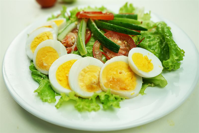 salad với hỗn hợp trứng