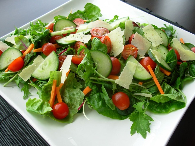 Làm thế nào để trộn sốt cho salad rau củ quả chay thơm ngon?

