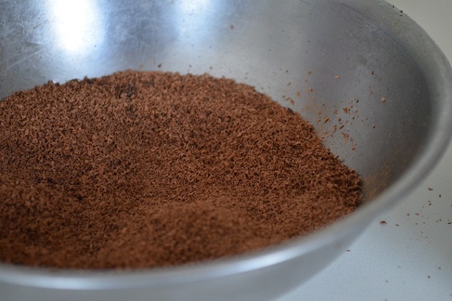tô bột cacao trộn với socola nghiền nhuyễn