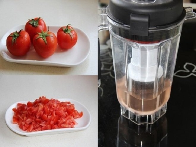 cắt nhỏ cà chua và đổ nước sôi để nguội vào máy xay sinh tố