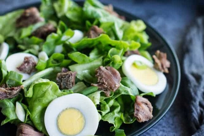 dĩa salad rau trộn trứng thịt bò