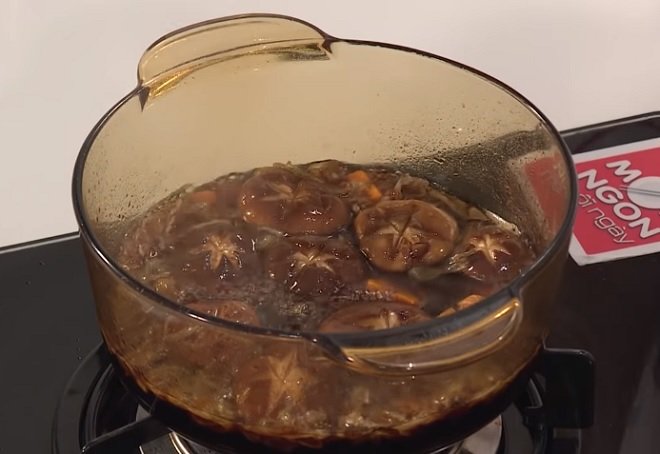 đun nóng nấm trong hỗn hợp nước xốt nấu lẩu