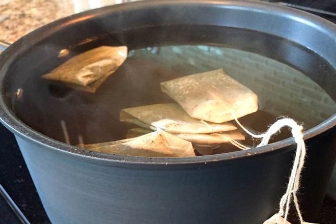 Ngâm túi trà hương đào trong nước nóng