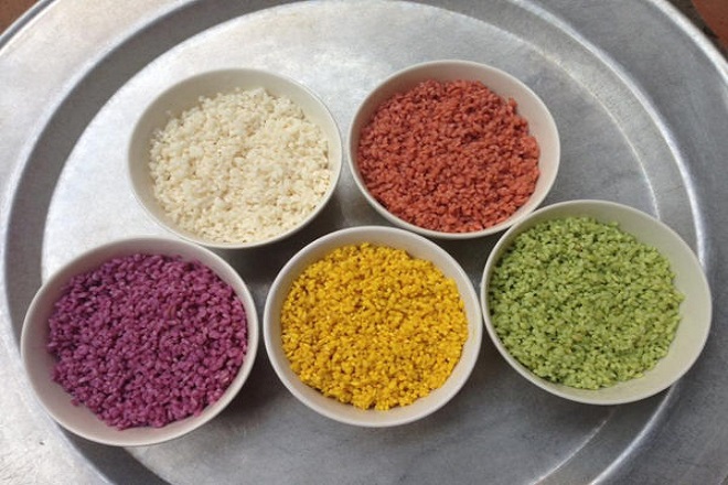 Gạo nhiều màu để gói bánh tét
