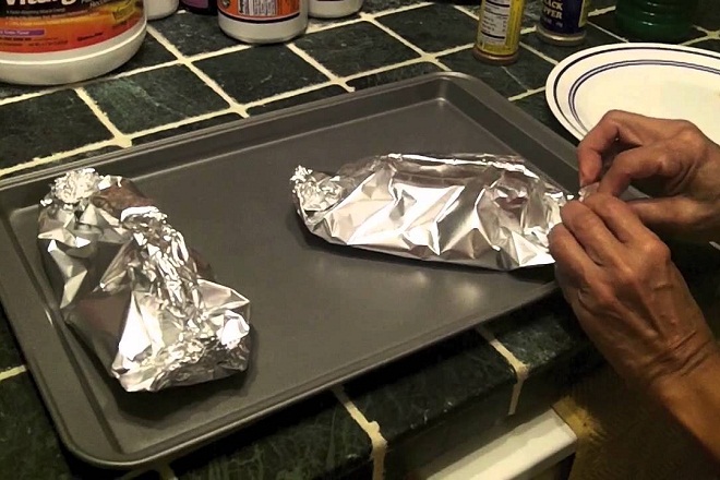 Cách gấp cá chiên bằng đĩa kim loại