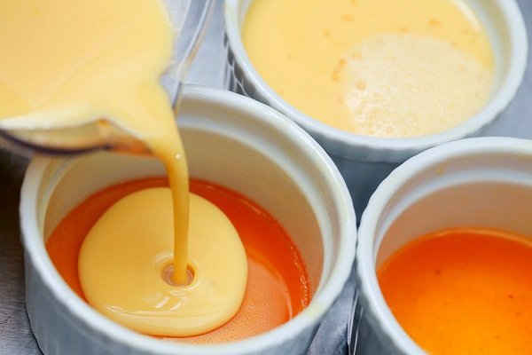 đổ hỗn hợp bánh flan vào khuôn tráng caramel