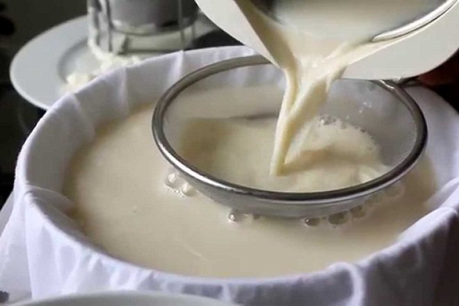 Lọc nước đậu nành xay với kem sữa tươi