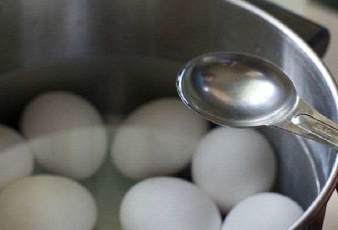 mẹo luộc trứng vịt lòng đào bằng nước giấm
