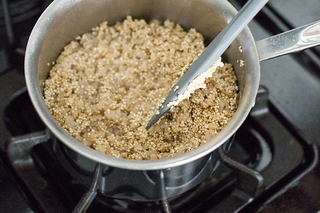 nấu gạo lứt với hạt quinoa