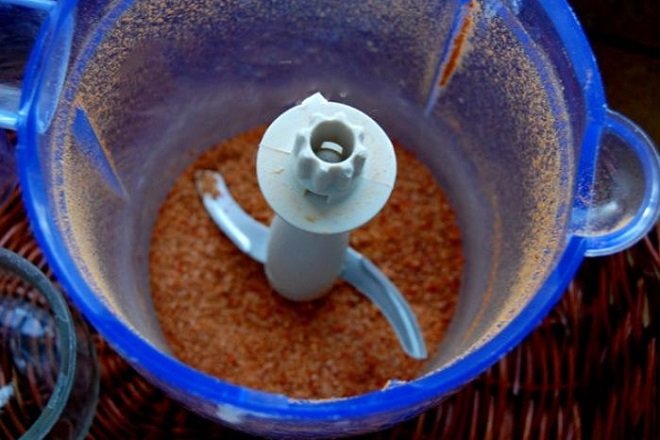 Xay ớt khô và các nguyên liệu bằng máy xay sinh tố