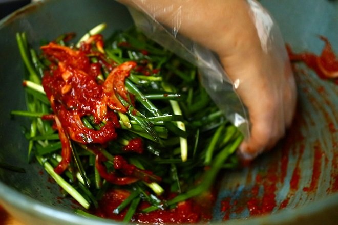 Cách trộn Kimchi Hành lá với Sốt Gochujang