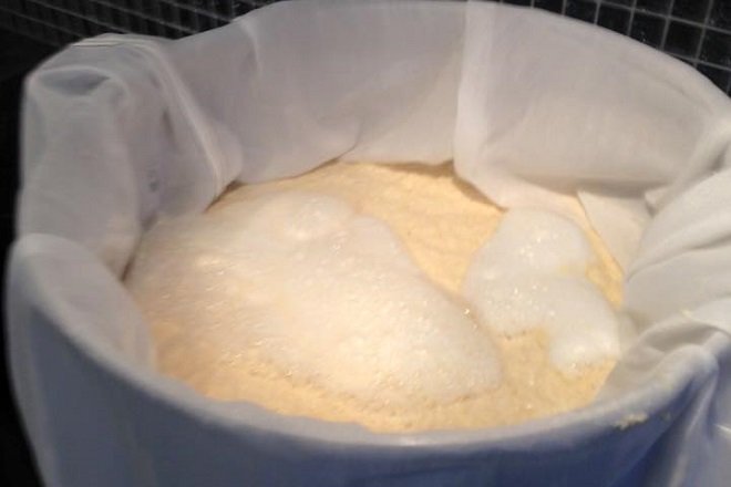 đổ hỗn hợp giấm muối vào nồi sữa đậu nành cho kết tủa