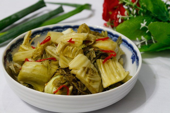 Cách kho cá ngon với dưa chua đơn giản, nồi cơm nhà hết veo