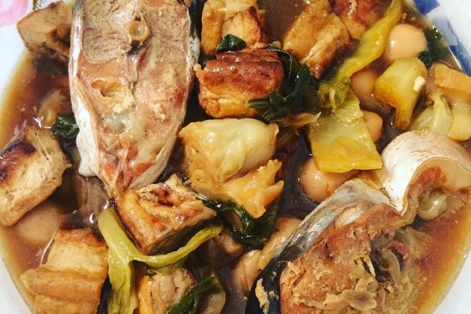 cá hú kho dưa cải chua với nấm rơm, đậu hũ, trứng cút