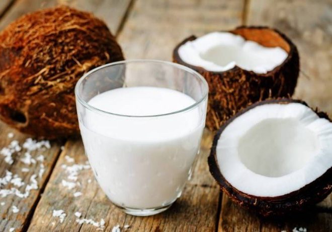 Nước cốt dừa là một trong những nguyên liệu không thể thiếu trong món ăn