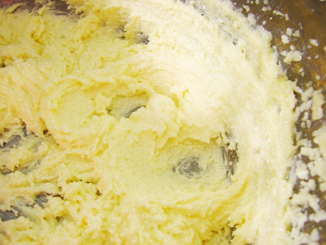 Cho bơ và đường trắng vào tô đánh tan cho đến khi tan