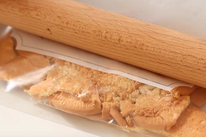 dùng gậy gỗ nghiền nhuyễn bánh quy
