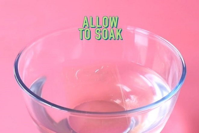 ngâm lá gelatin trong tô nước lạnh