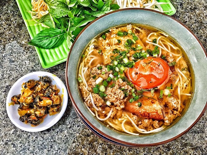 Hấp dẫn với món bún riêu cua ốc Nguyễn Thái Bình. 