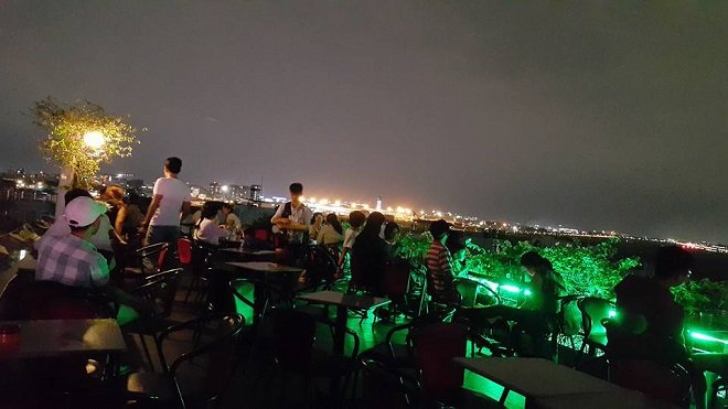 Đến ngay cafe sân thượng Sài Gòn của chúng tôi để thưởng thức ly cà phê đậm đà bên cạnh không gian tràn ngập ánh nắng và gió mát phố nhỏ. Bạn sẽ có cơ hội ngắm nhìn toàn cảnh thành phố Sài Gòn từ trên cao đẹp như mơ.