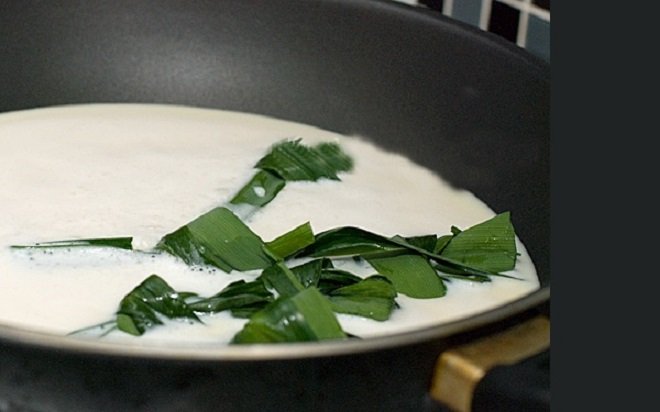 Nấu sữa đậu nành với lá dứa