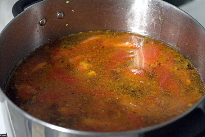 nấu nước dùng bún riêu cua cà chua