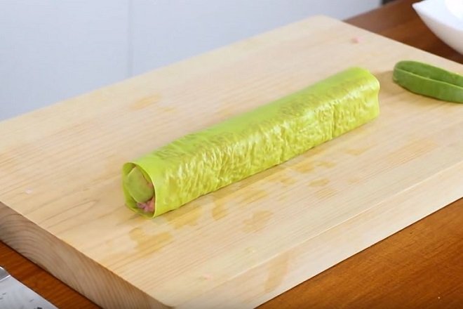 kimbap được cuộn bằng bánh tráng đậu nành không cần mành tre