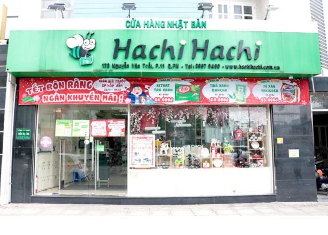 không gian bên ngoài cửa hàng Hachi Hachi