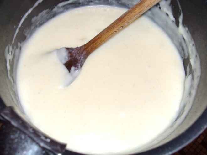 nấu hỗn hợp sữa và nước cốt dừa làm thạch rau câu gelatin