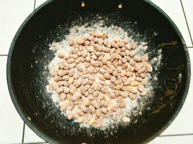 Cho bột bắp vào chảo đậu phộng rang