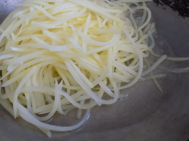 cho khoai tây vào chảo bắt đầu sên
