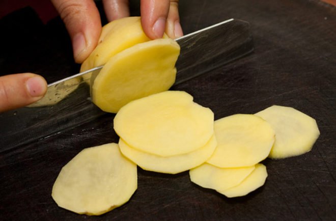 gọt vỏ khoai tây và cắt khoanh