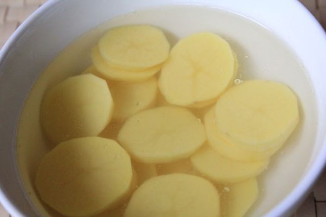 ngâm khoai tây trong nước muối loãng mà không dùng nước vôi trong, phèn chua