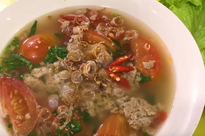 tô canh riêu cua đồng cà chua nấu với cơm mẻ