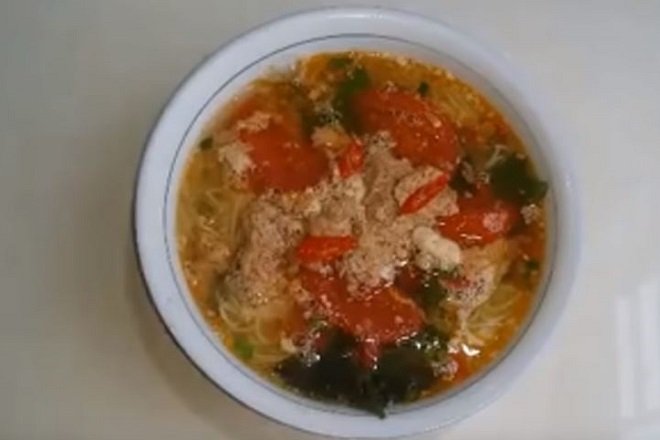 tô canh riêu cua nấu với cà chua lá lốt