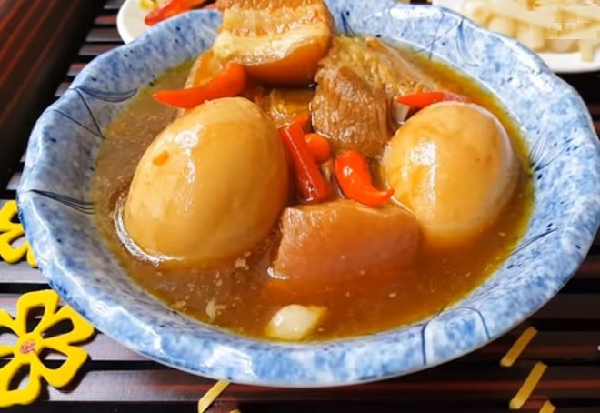 Thịt kho trứng vịt lộn nấu nước dừa là món ăn đặc sắc