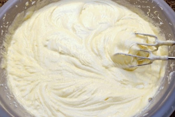 cho bột vào bơ trứng