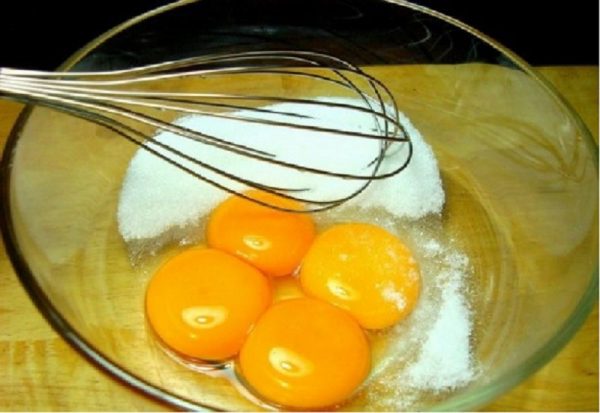 đánh tan lòng đỏ trứng với đường