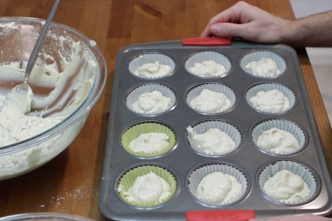 đổ bột làm bánh cupcake vào khuôn muffin