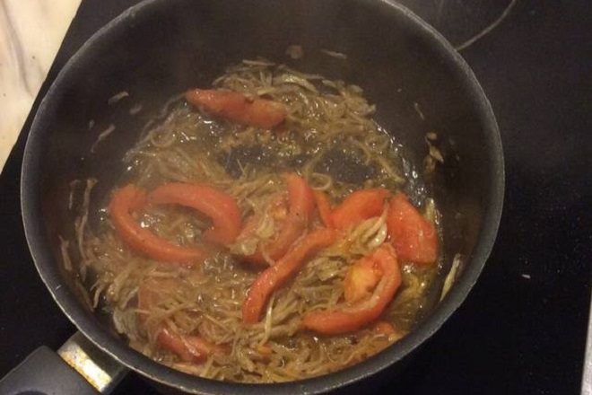 xào cà chua với cá mơn khô