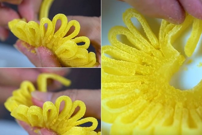 cách làm mứt dừa hình hoa cúc màu vàng nghệ